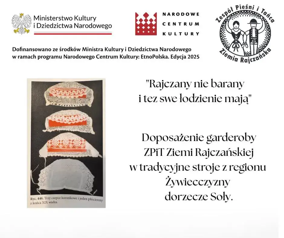 Informacje o programie dotacyjnym Ministerstwa Kultury i Dziedzictwa narodowego - "Rajczany nie barany i tez swe łodzienie mają". Obok tekstu widnieje zdjęcie trzech koronkowych czepców i jednego płóciennego z końca XIX wieku.