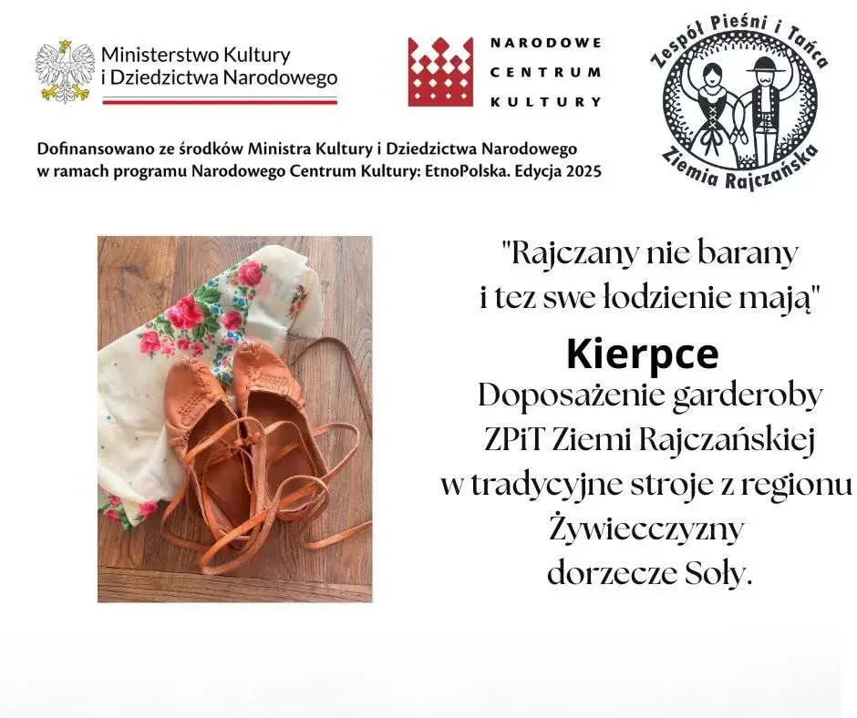 Informacje o programie dotacyjnym Ministerstwa Kultury i Dziedzictwa narodowego - "Rajczany nie barany i tez swe łodzienie mają". Obok przedstawione są góralska chusta i buty kierpce.