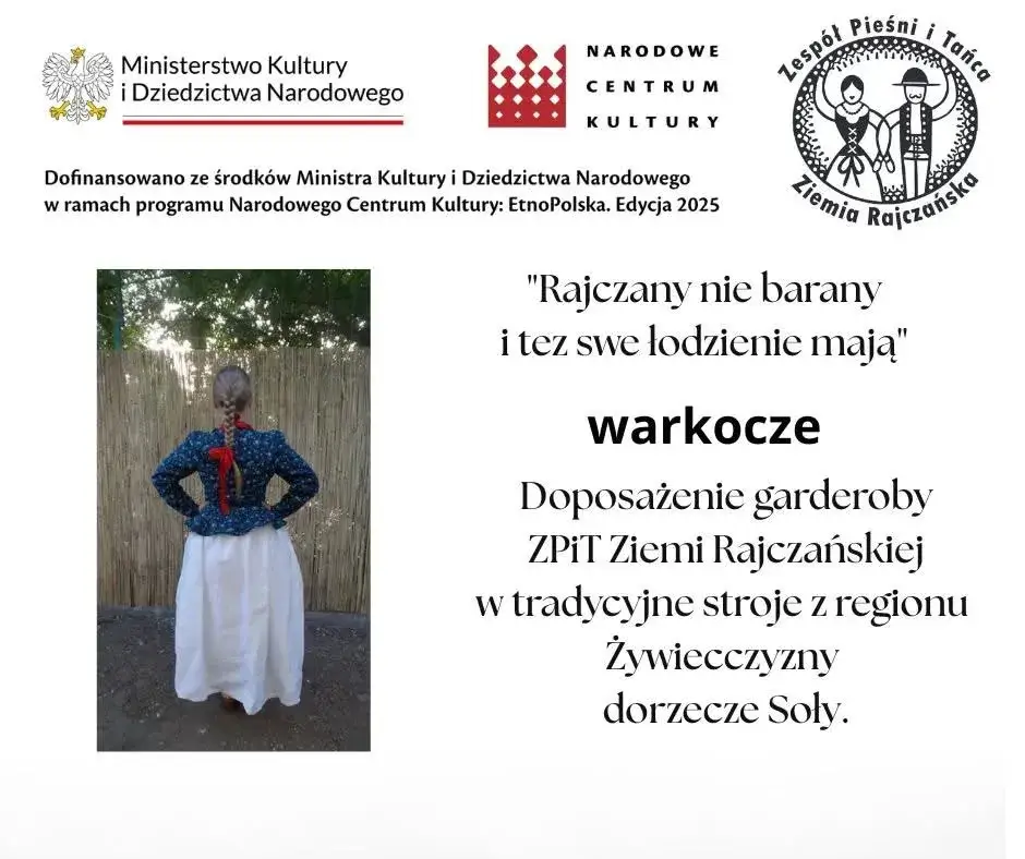 Informacje o programie dotacyjnym Ministerstwa Kultury i Dziedzictwa narodowego - "Rajczany nie barany i tez swe łodzienie mają". Obok tekstu uwieczniona od tyłu jest kobieta w tradycyjnym góralskim stroju i z długim warkoczem związanym czerwoną kokardą.