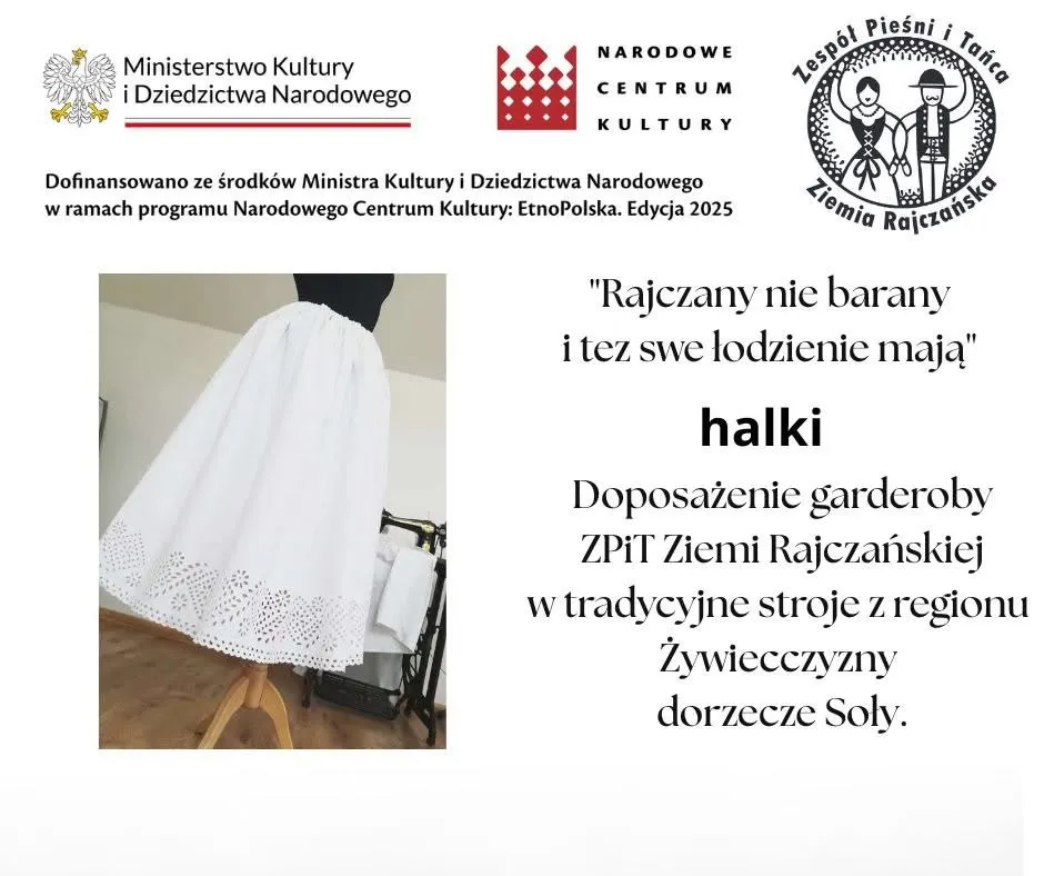 Informacje o programie dotacyjnym Ministerstwa Kultury i Dziedzictwa narodowego - "Rajczany nie barany i tez swe łodzienie mają". Obok tekstu widać białą, góralską halkę powieszoną na manekinie.