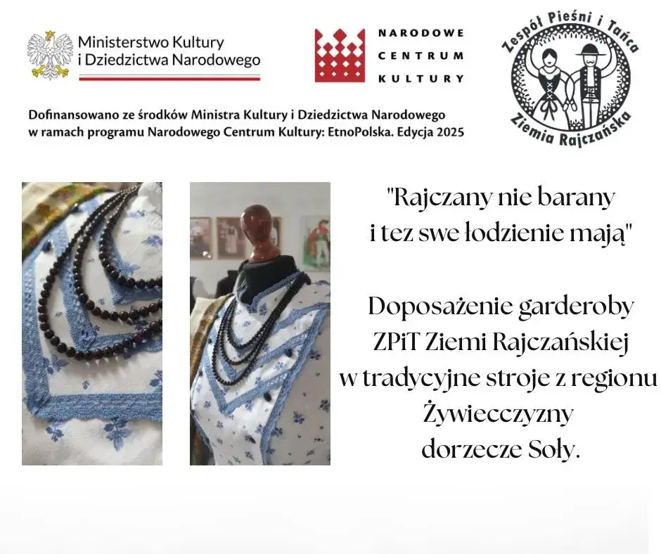 Informacje o programie dotacyjnym Ministerstwa Kultury i Dziedzictwa narodowego - "Rajczany nie barany i tez swe łodzienie mają". Obok tekstu widać bluzkę ze stroju ludowego w niebieskie kwiatki oraz czarne korale zawieszone na niej.