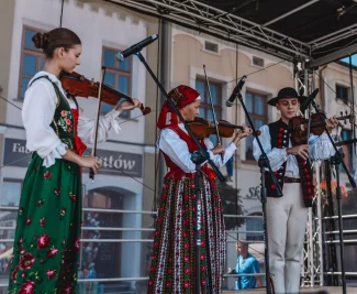 Występ muzyczny dwóch Góralek i Górala. Wszyscy grają na skrzypcach na scenie, zwróceni do widowni. Kapela góralska - należąca do oferty zespołu.